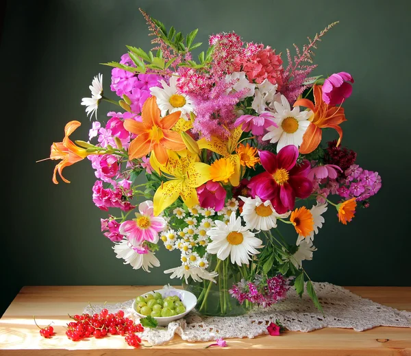 Still life with a bouquet of lilies and phloxes. — Stock Photo, Image