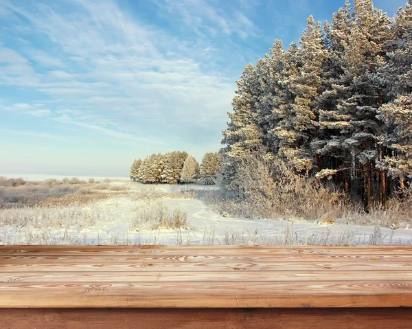 Prázdné dřevěný stůl proti Zimní krajina. — Stock fotografie
