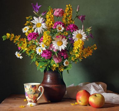 Natürmort kil sürahi yaz çiçek bir buket.