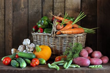 Ahşap bir masa üzerinde sebze ile natürmort.