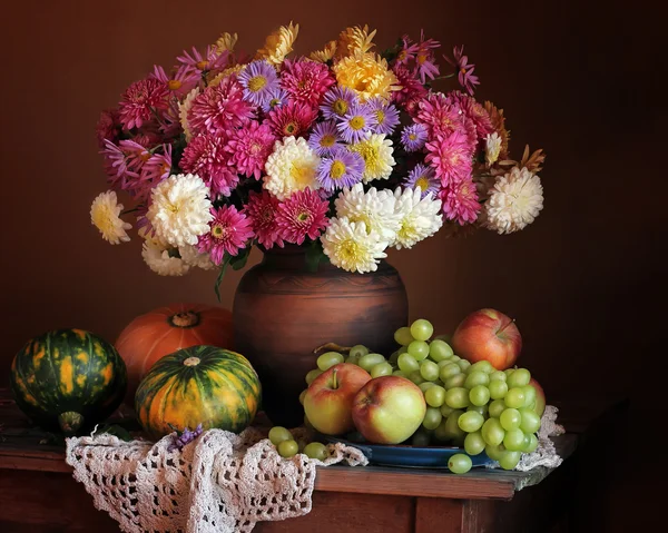 Herbst-Stillleben mit einem Strauß Chrysanthemen, Trauben, Äpfeln — Stockfoto