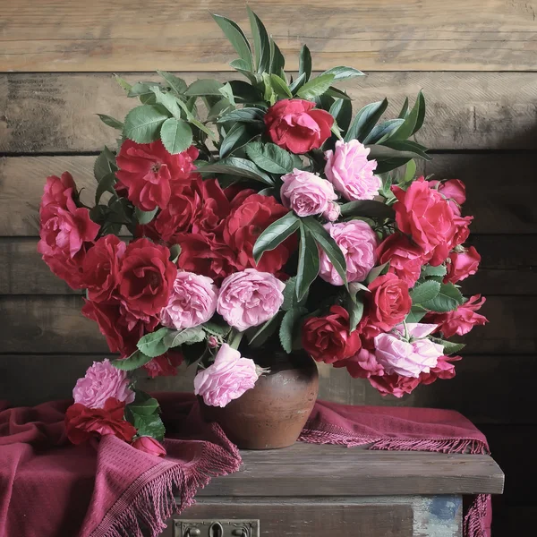 Натюрморт с красными и розовыми розами . — стоковое фото
