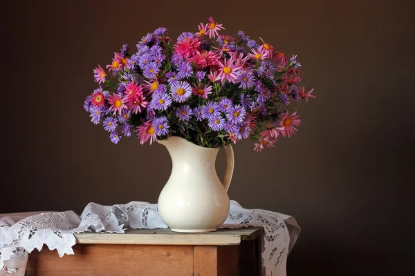 Boeket van roze en paarse bloemen. — Stockfoto