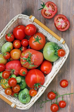 Taze domates bir sepet içinde kırmızı ve yeşil 