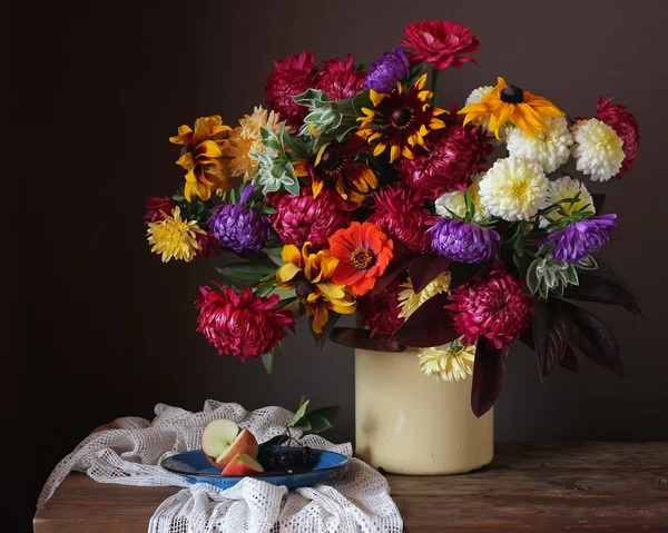 Nature morte avec un bouquet de fleurs d'automne dans une boîte . — Photo