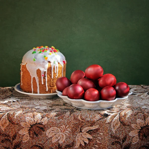 Still life with Easter eggs and an Easter cake — Stock Photo, Image