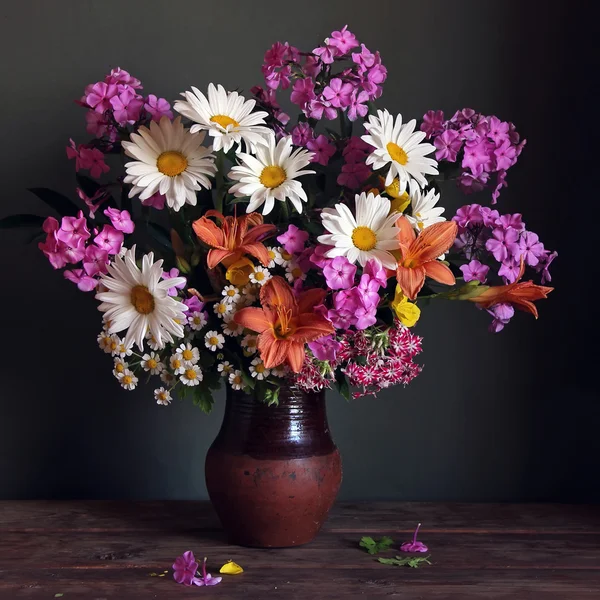 Still life with a bouquet of camomiles and phloxes. — Stock Photo, Image