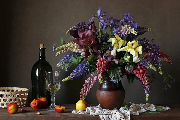 Natürmort lupines ve irisler bir buket.