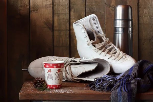 Winter Stilleven met de witte schaatsen. — Stockfoto