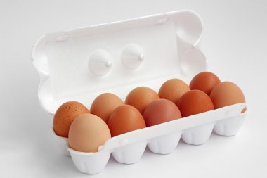 10 tavuk kahverengi yumurta beyaz beyaz bir arka plan üzerinde ambalaj.