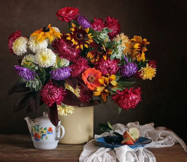 Bodegón con un hermoso ramo de flores de campo —  Fotos de Stock