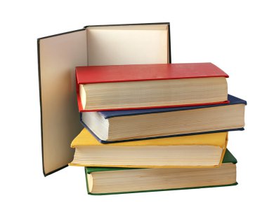 Beyaz bir arka plan üzerinde izole kitap yığını.