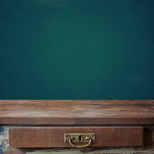 Empty wooden table against a blue wall — Stock Photo, Image