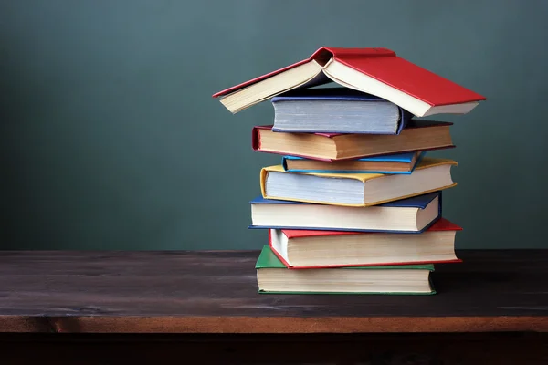 Högen av böcker på ett träbord. — Stockfoto