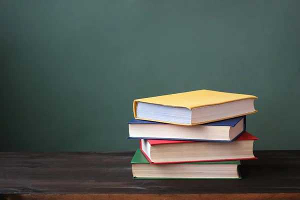 Mucchio di libri su un tavolo di legno . — Foto Stock