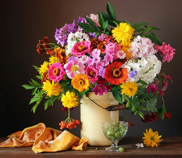 Stilleven met bloemen en bessen. — Stockfoto