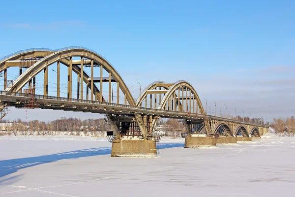 De brug door middel van de Wolga, Rybinsk. — Stockfoto