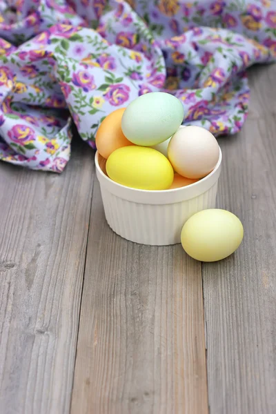 Huevos de colores para Pascua en una mesa de madera . — Foto de Stock