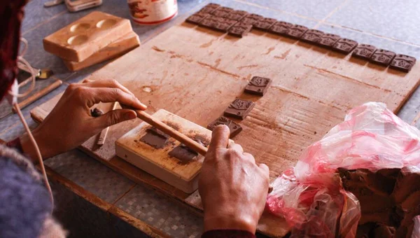 Saharaanse Vrouw Maken Ambachten Met Hand Met Klei — Stockfoto