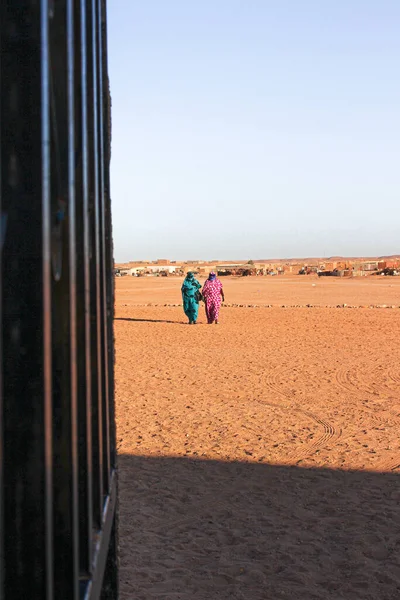 Duas Mulheres Saharauis Caminhando Deserto Junto Com Campo Refugiados Segundo — Fotografia de Stock