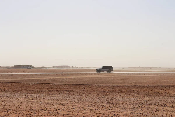 4X4带着营地背景穿越沙漠 — 图库照片