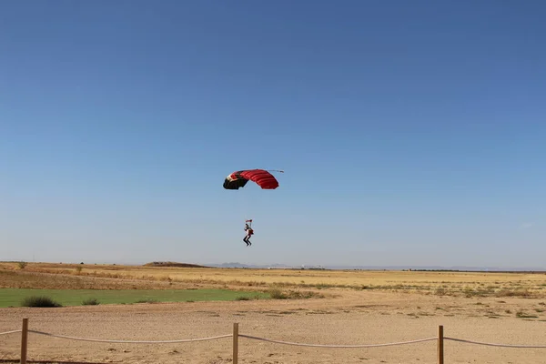 Person Landet Mit Fallschirm Gras — Stockfoto