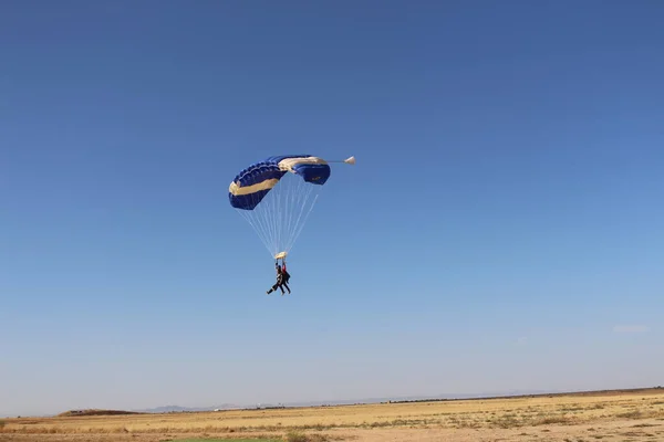 Persona Aterrizando Tierra Paracaidas — Stok fotoğraf