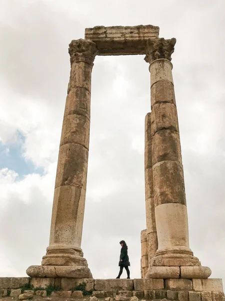 Ragazza Contemplando Rovine Romane Della Cittadella Amman — Foto Stock