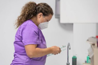 Veteriner evcil hayvan verilerini kontrol ediyor.