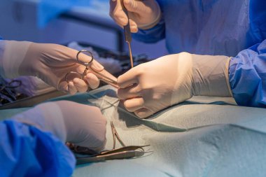 İki cerrah hassas bir ameliyat yapıyor.