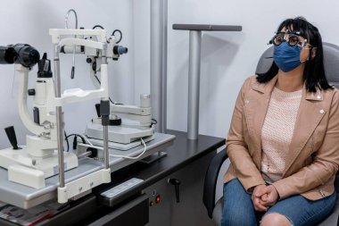 Göz çizelgesine bakan kadın.