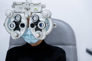 Pforopter kullanan genç bir göz muayenesi.