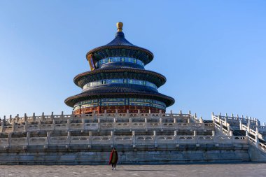 Pekin 'in Cennet Tapınağı' nda poz veren genç kadın.