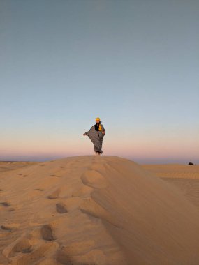 Tunus çölünde poz veren genç kız