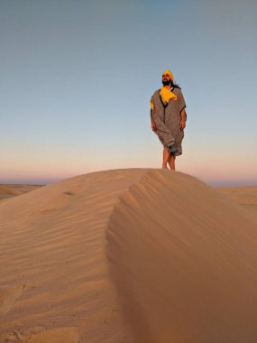 Tunus çölünde poz veren genç adam