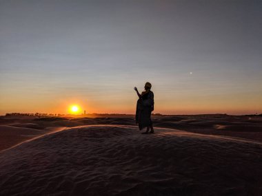 Tunus çölünde poz veren genç kız
