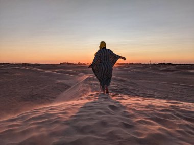 Tunus çölünde poz veren genç kız