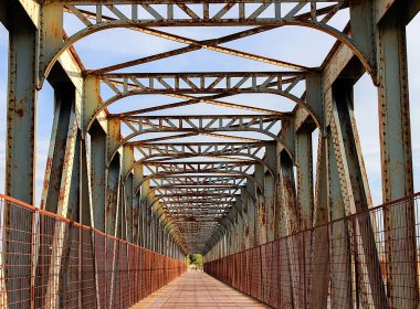 Uzatılmış metal ve demir platform