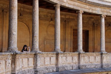 Genç esmer kız Granada, İspanya 'daki Charles V Sarayı' nda poz veriyor.