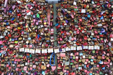 Binlerce renkli asma kilit 