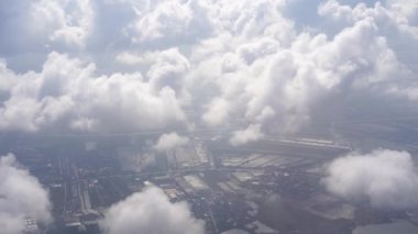 Gökyüzü manzarası beyaz bulutlu ve deniz manzaralı.