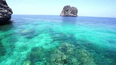 Tropicana 'da açık gökyüzünün altında güzel beyaz bir sahil.