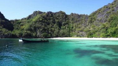 Tropicana 'da açık gökyüzünün altında güzel beyaz bir sahil.