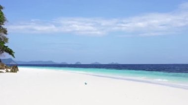 Tropicana 'da açık gökyüzünün altında güzel beyaz bir sahil.