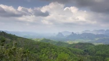 Dağların tepesinde gün doğumunda renkli gökyüzü