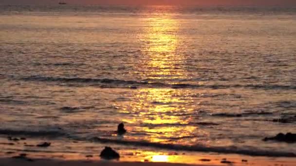 Ηλιοβασίλεμα Αντανακλά Στη Θάλασσα Κατά Πολύχρωμο Ουρανό — Αρχείο Βίντεο