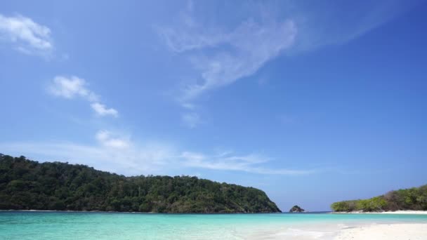 Schöner Weißer Strand Unter Klarem Himmel Tropicana — Stockvideo