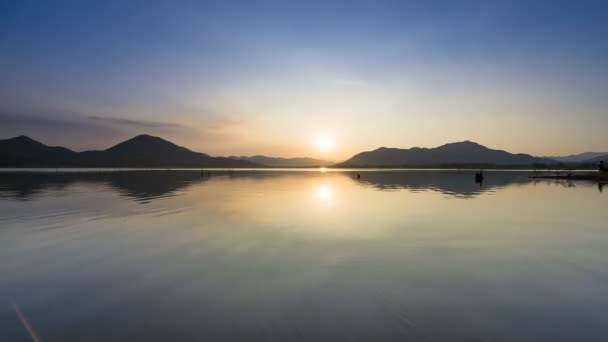 Lago Con Montaña Bajo Cielo Nublado Atardecer — Vídeos de Stock