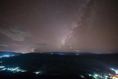 Gece vakti bulutlu gökyüzünde bir yıldız.