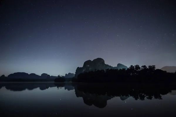 Een Ster Buurt Hemel Met Bewolkt Nachts — Stockfoto